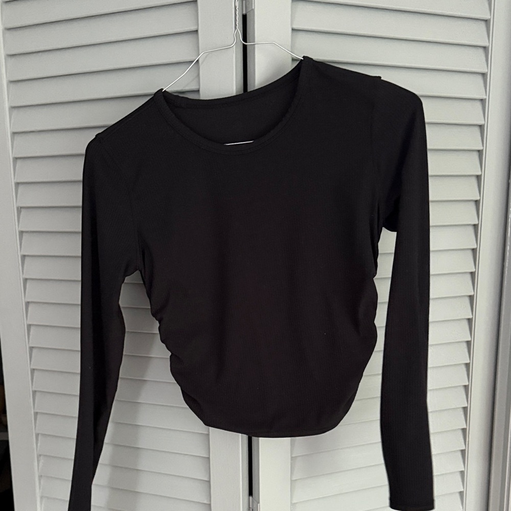 Lululemon black cropped long sleeve top